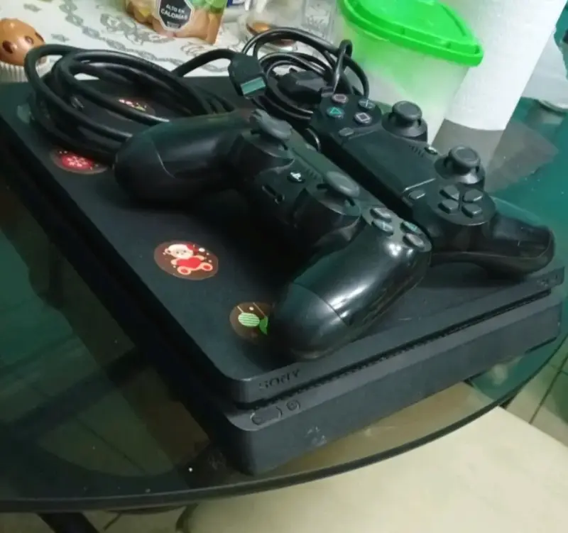 Consola de videojuegos con dos controles - 2
