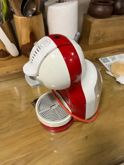 Cafetera Dolce Gusto roja y blanca - miniatura 1