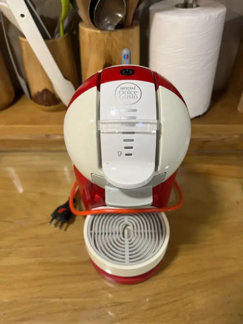 Cafetera Dolce Gusto roja y blanca - 2