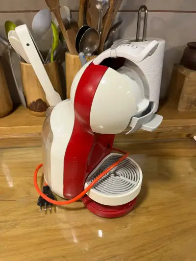 Cafetera Dolce Gusto roja y blanca - miniatura 3