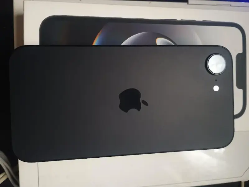 iPhone 16 e en caja - 1
