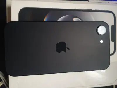iPhone 16 e en caja - miniatura 1