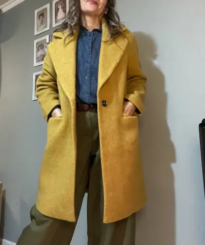 Abrigo largo mostaza para mujer - miniatura 2
