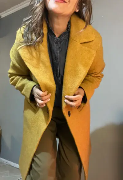 Abrigo largo mostaza para mujer - miniatura 3