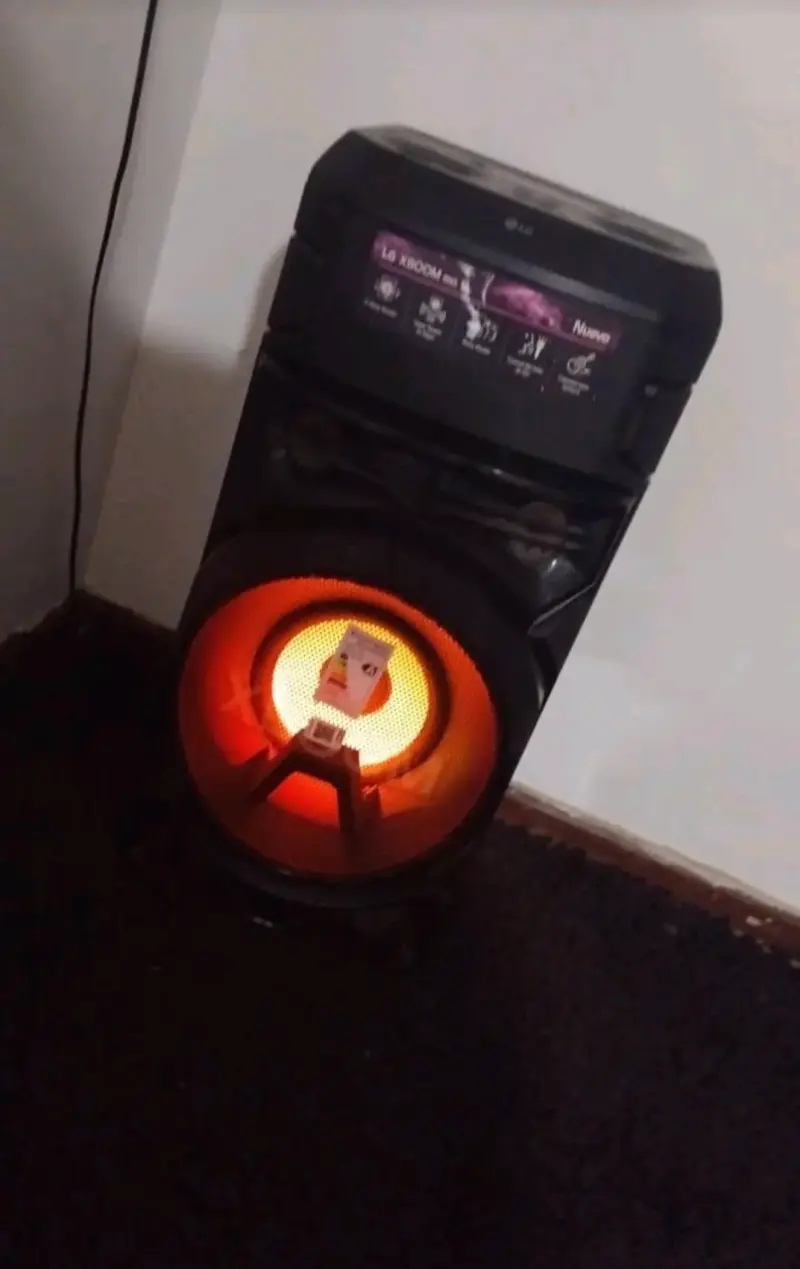 Parlante LG XBOOM con luz LED