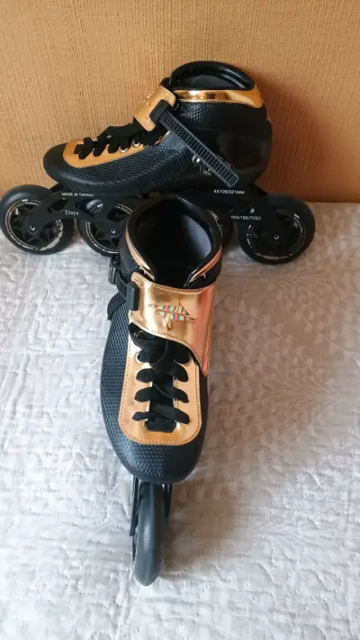Patines en línea de velocidad negros y dorados - miniatura 1