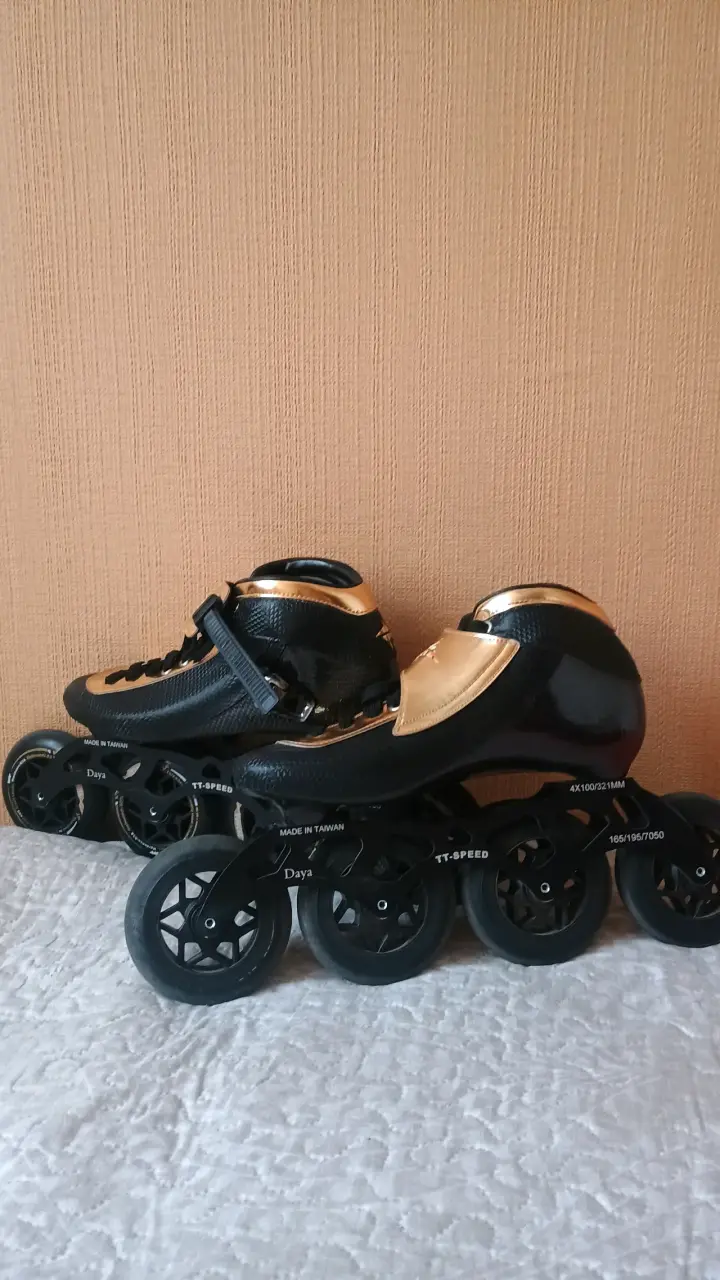 Patines en línea de velocidad negros y dorados - 2