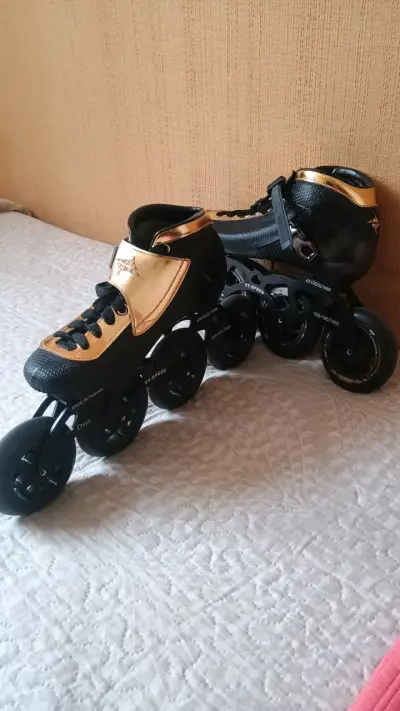 Patines en línea de velocidad negros y dorados - miniatura 3