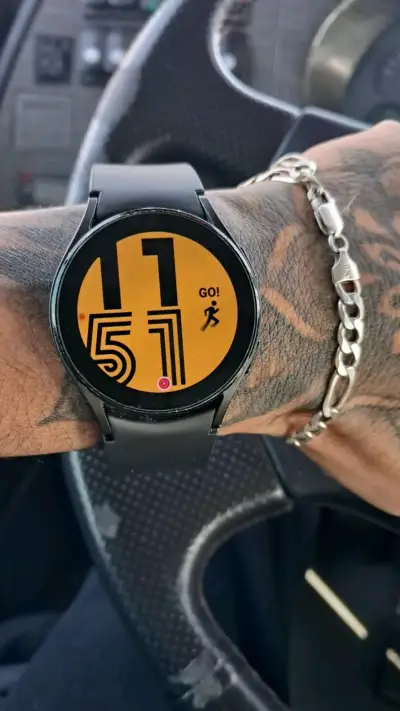 Reloj inteligente deportivo negro - miniatura 1