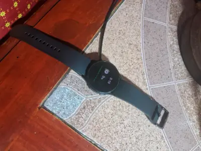 Reloj inteligente deportivo negro - miniatura 3
