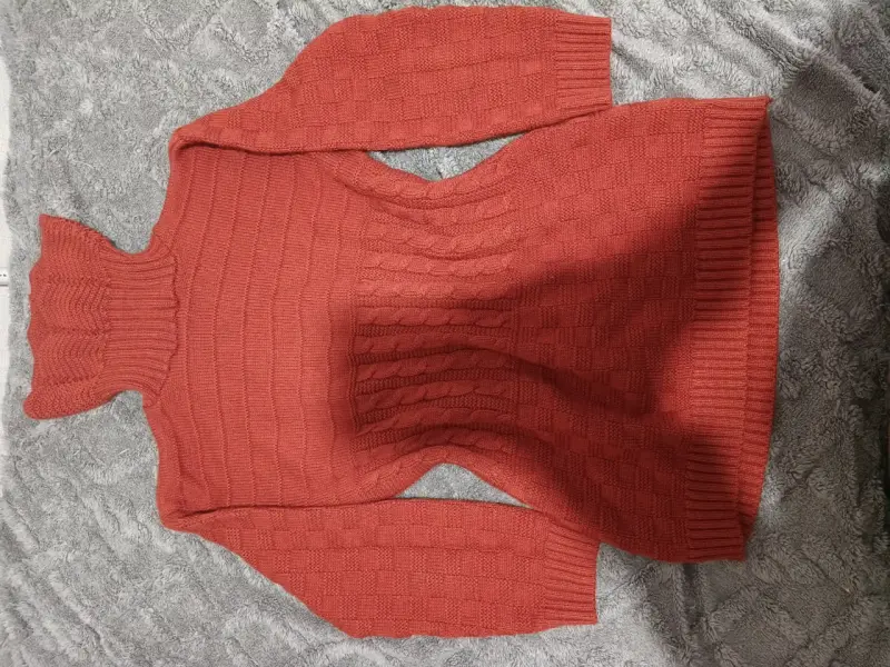 Suéter de lana rojo con cuello alto - 7
