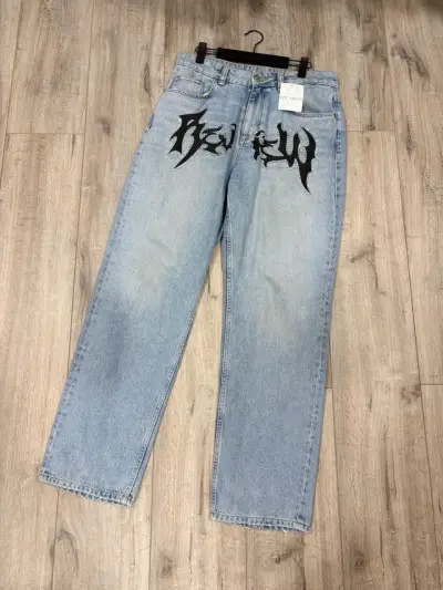 Jeans de mezclilla con diseño gráfico - miniatura 1