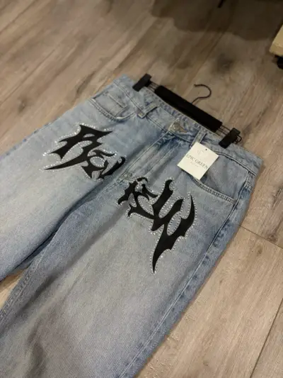 Jeans de mezclilla con diseño gráfico - miniatura 2