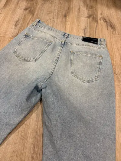 Jeans de mezclilla con diseño gráfico - miniatura 3