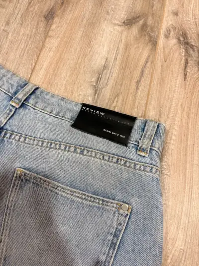 Jeans de mezclilla con diseño gráfico - miniatura 4