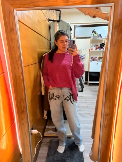Jeans de mezclilla con diseño gráfico - miniatura 6