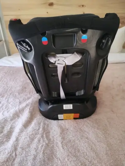 Silla de auto para bebé en buen estado - miniatura 1