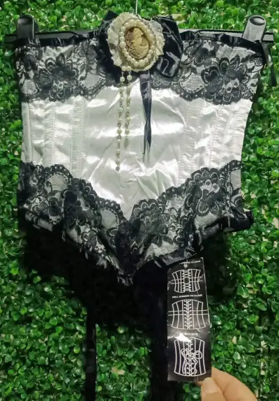 Corset blanco con encaje negro - miniatura 3