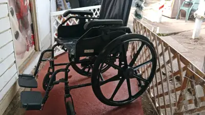 Silla de ruedas plegable en buen estado - miniatura 1