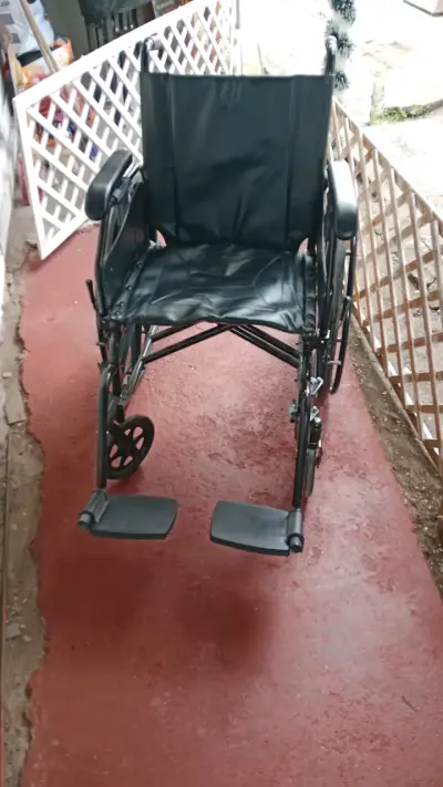 Silla de ruedas plegable en buen estado - miniatura 2