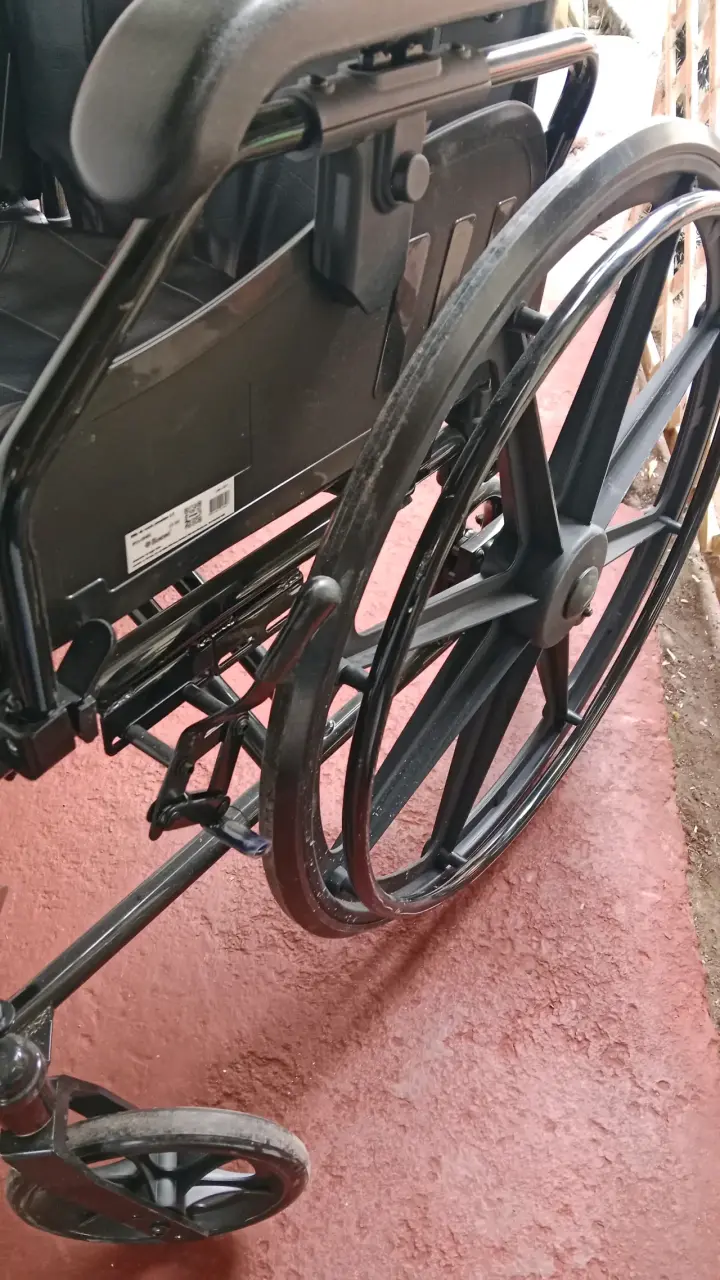 Silla de ruedas plegable en buen estado - 3