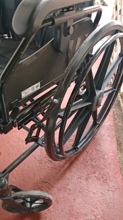 Silla de ruedas plegable en buen estado - miniatura 3