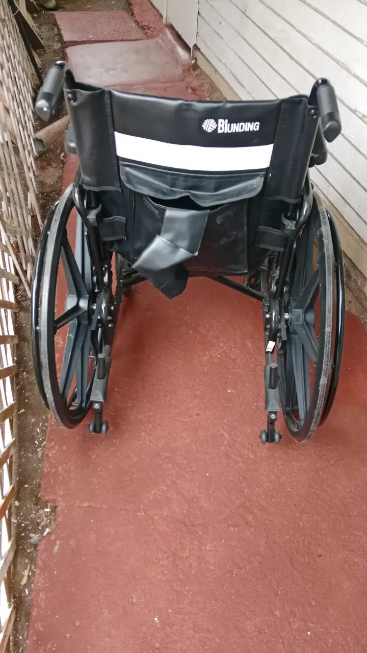 Silla de ruedas plegable en buen estado - 4