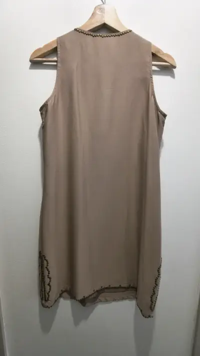 Vestido beige marca Marquis en excelente estado - miniatura 3