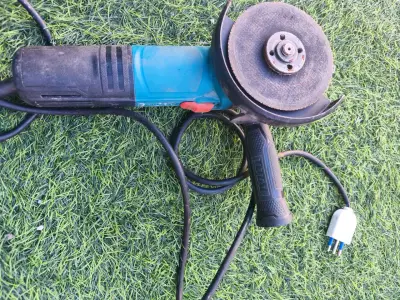 Esmeril angular eléctrico usado marca TOTAL - miniatura 1