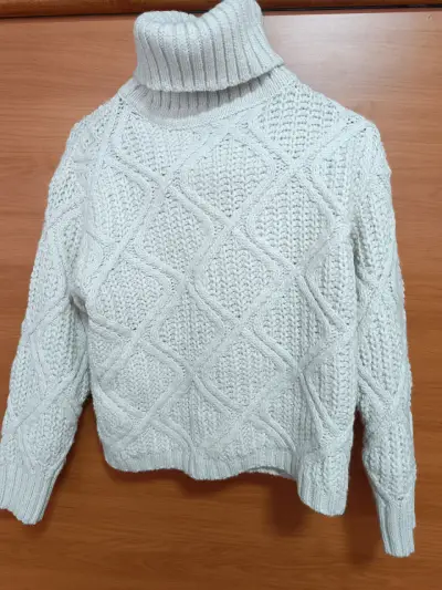 Suéter de lana blanco con cuello alto - miniatura 1