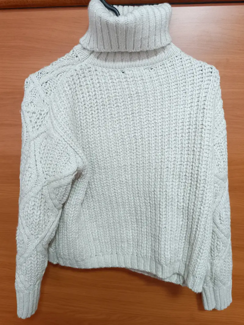 Suéter de lana blanco con cuello alto - 2