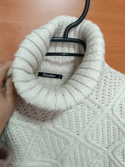 Suéter de lana blanco con cuello alto - miniatura 3