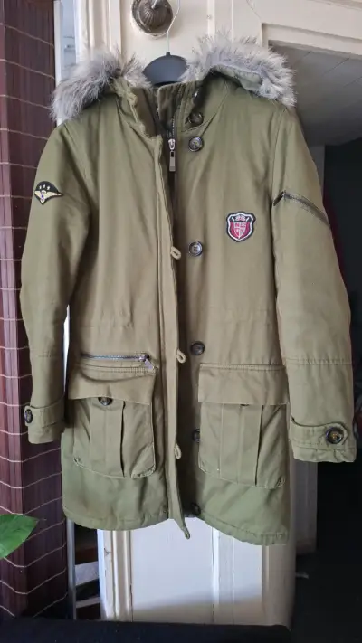 Parka verde con capucha de piel sintética - miniatura 1