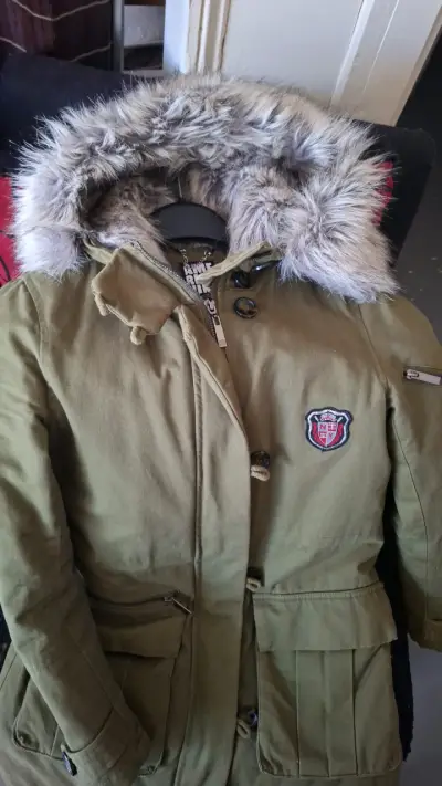 Parka verde con capucha de piel sintética - miniatura 2