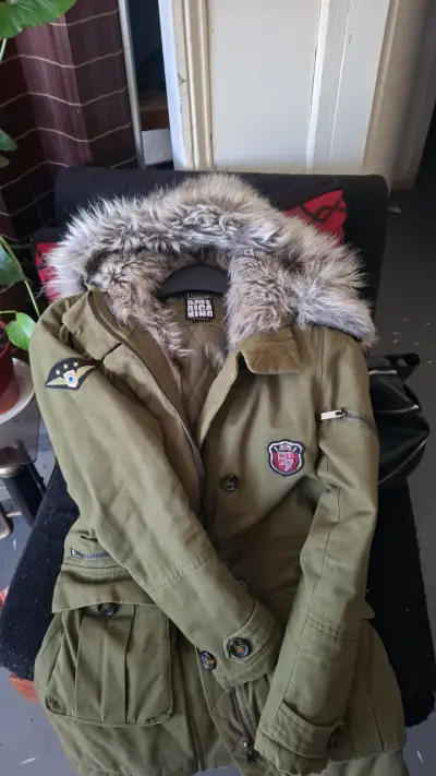Parka verde con capucha de piel sintética - miniatura 4