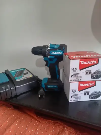 Taladro inalámbrico Makita con baterías y cargador - miniatura 1