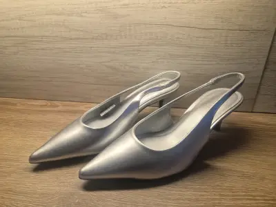 Zapatos de tacón plateados elegantes - miniatura 1