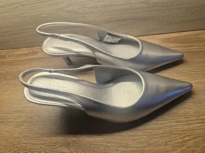 Zapatos de tacón plateados elegantes - miniatura 2