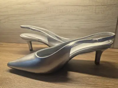 Zapatos de tacón plateados elegantes - miniatura 3