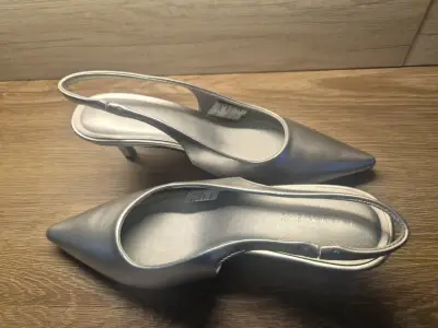 Zapatos de tacón plateados elegantes - miniatura 4