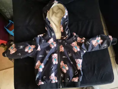 Chaqueta infantil con capucha y diseño de ositos - miniatura 1