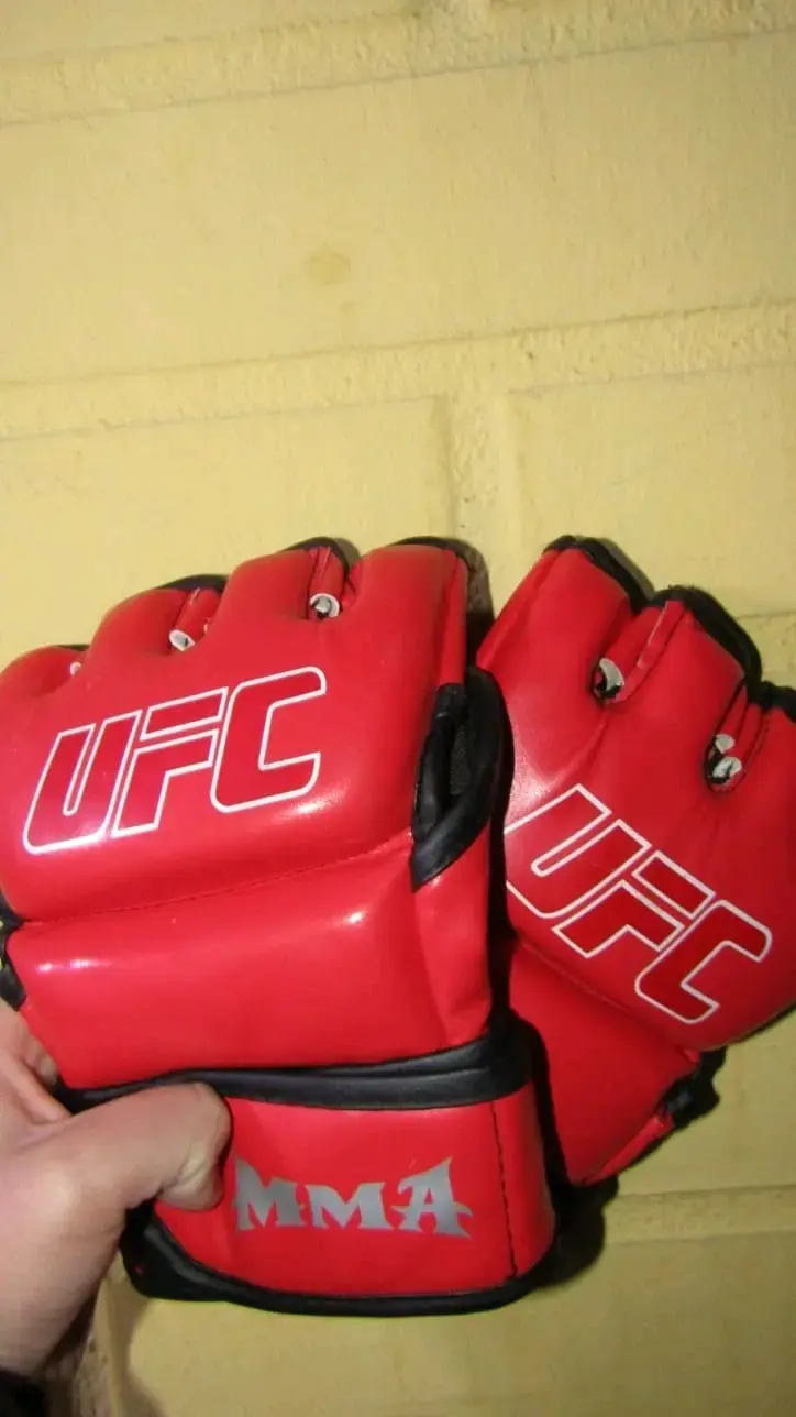 Saco de boxeo con guantes Ufc - 4