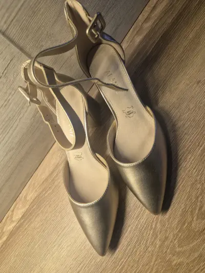 Zapatos de tacón dorados elegantes - miniatura 1