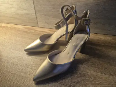 Zapatos de tacón dorados elegantes - miniatura 2