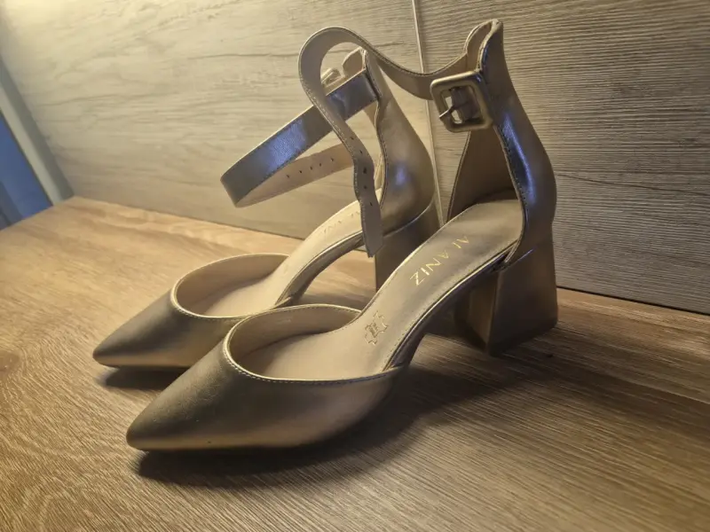 Zapatos de tacón dorados elegantes - 3