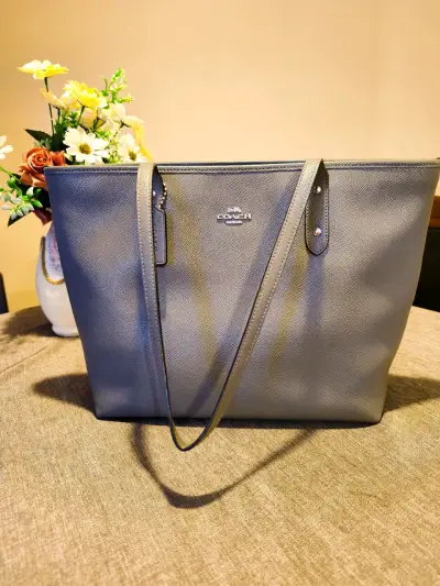 Bolso tote Coach gris elegante - miniatura 1