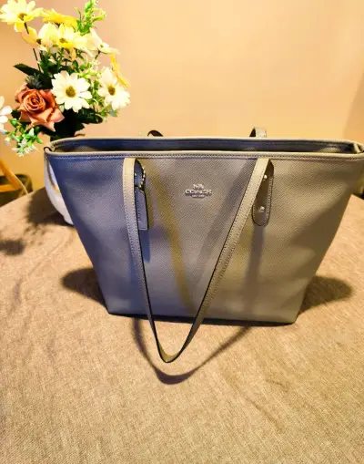 Bolso tote Coach gris elegante - miniatura 3