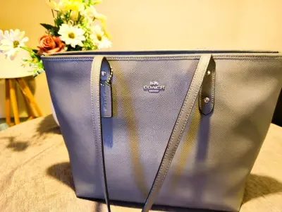 Bolso tote Coach gris elegante - miniatura 4