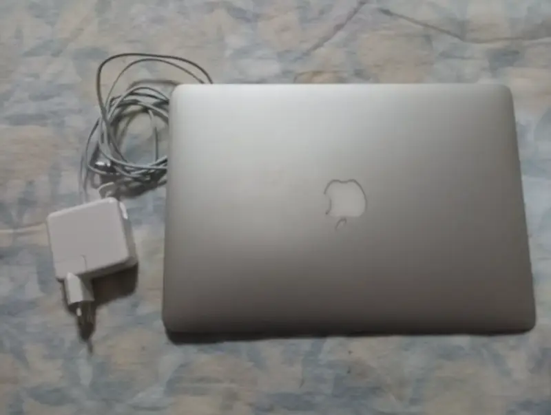 Apple MacBook Air 13" – Early 2014 (Modelo A1466) - 1