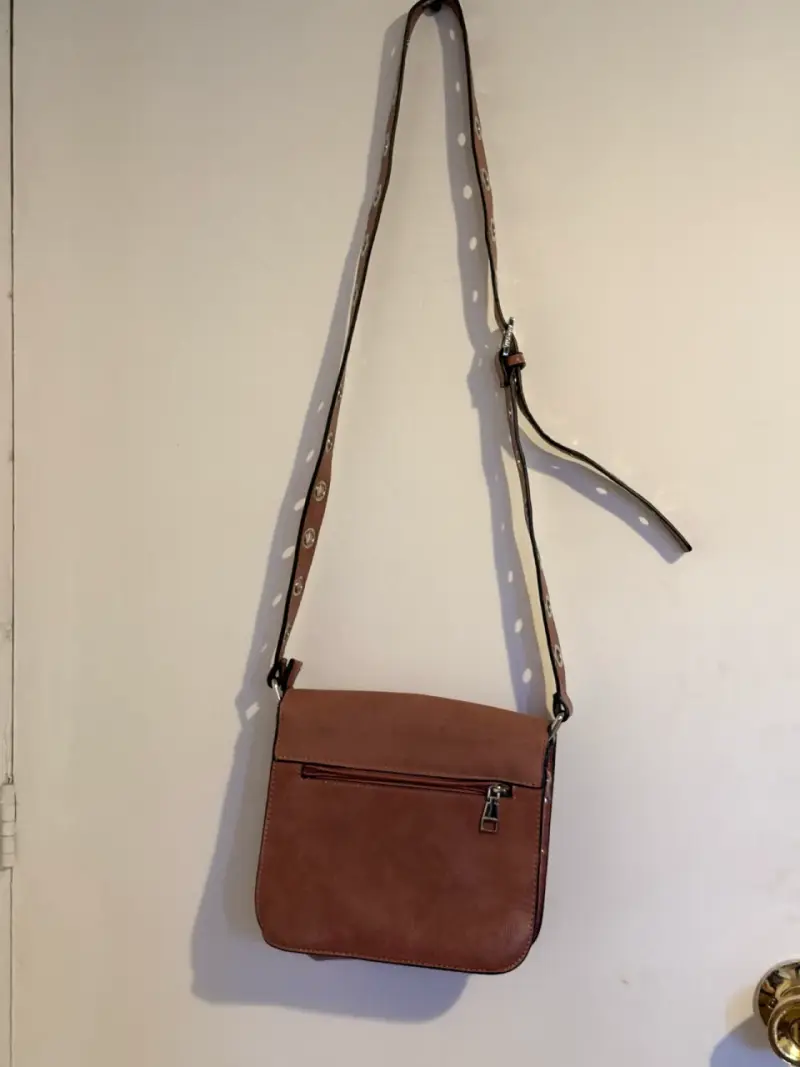 Cartera Amphora color rosa con tachas - 3